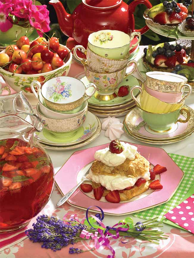 CHIC – Strawberry Tea 52095 © Cobble Hill Puzzle Company